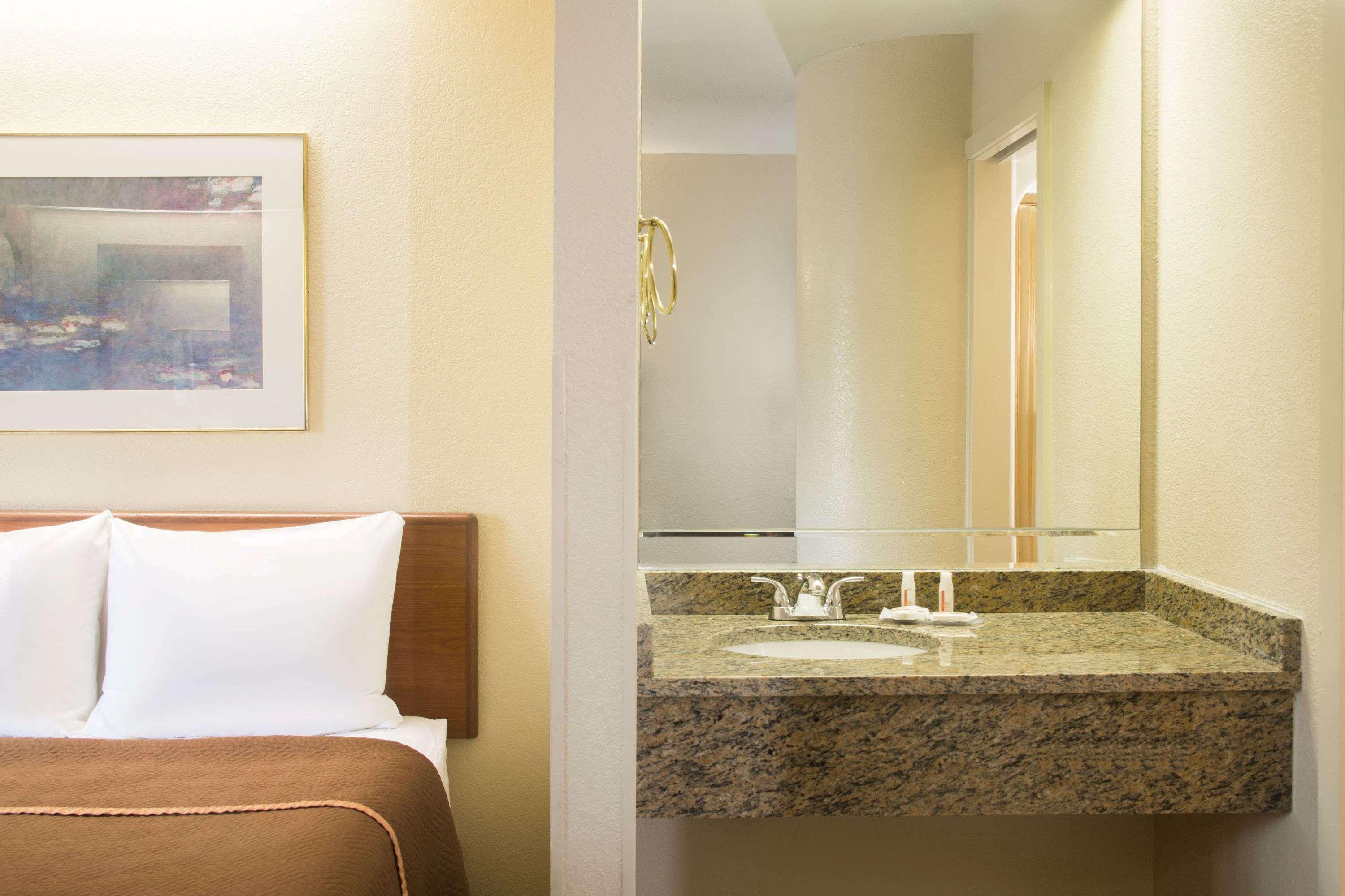 Travelodge By Wyndham Fort Myers Airport Exterior foto